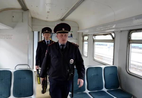  Polis kıyafetle bir banliyö elektrikli tren araba.