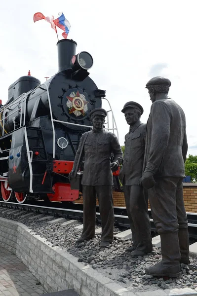 Composição escultural "Steam Engine Brigade" na estação ferroviária de Bryansk . — Fotografia de Stock