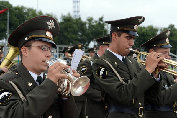 La banda militar toca en el desfile. . — Foto de Stock