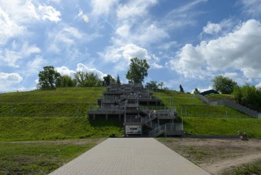 Barnaul dağlık parkta merdiven.