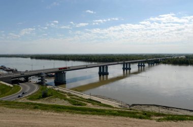  Barnaul Ob nehirde otomobil köprüden.