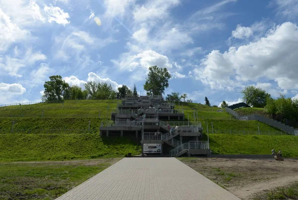 Barnaul dağlık parkta merdiven.