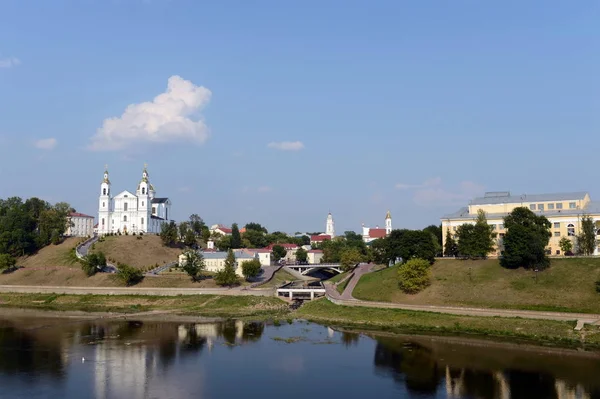Beautiful view of the historical center of Vitebsk over the Western Dvina. Holy Dormition Cathedral, Holy Spirit Monastery, Resurrection Church, Town Hall. — Stock Photo, Image