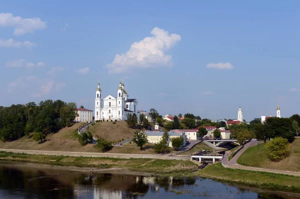 Hermosa vista del centro histórico de Vitebsk sobre el oeste de Dvina. Catedral de la Santa Dormición, Monasterio del Espíritu Santo, Iglesia de la Resurrección, Ayuntamiento . — Foto de Stock