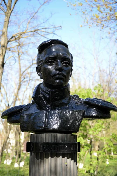 Mikhail Lermontov, Lenin Caddesi ve Volgodonsk şeritte Lermontov'un kesişimindeki parkta 1972 yılında açıldı büstü. — Stok fotoğraf