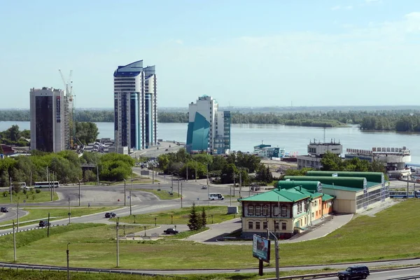 Blick auf die Stadt Barnaul vom bergigen Teil. — Stockfoto