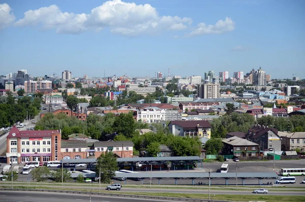 Blick auf die Stadt Barnaul vom bergigen Teil. — Stockfoto