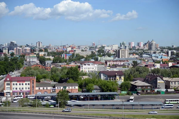 Vista da cidade de Barnaul a partir da parte montanhosa . — Fotografia de Stock