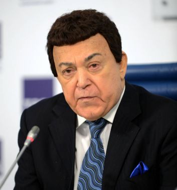   Josef Kobzon, Sovyet ve Rus pop şarkıcısı (bariton), müzikal ve kamu figürü, öğretmen. Rus Devlet Duma milletvekili II-VI çağrı.