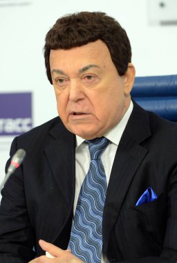   Josef Kobzon, Sovyet ve Rus pop şarkıcısı (bariton), müzikal ve kamu figürü, öğretmen. Rus Devlet Duma milletvekili II-VI çağrı.