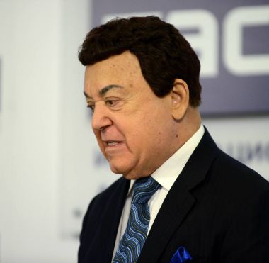   Josef Kobzon, Sovyet ve Rus pop şarkıcısı (bariton), müzikal ve kamu figürü, öğretmen. Rus Devlet Duma milletvekili II-VI çağrı.