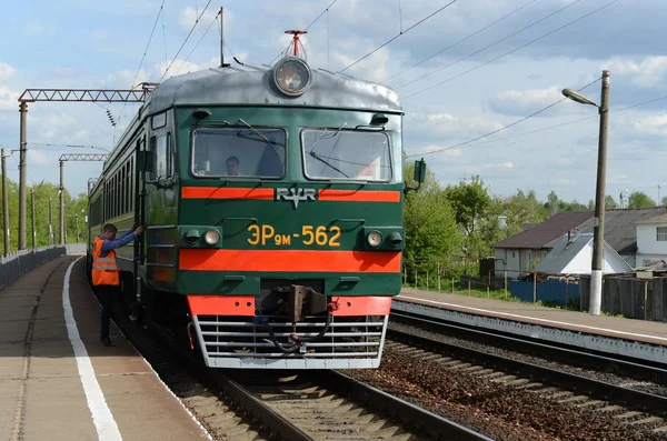 Förorts elektriskt tåg i staden av Brjansk. — Stockfoto