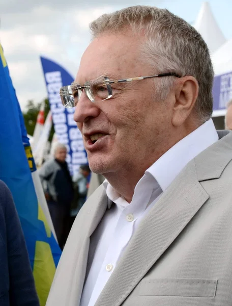 Ledaren för den liberala demokratiska partiet i Ryssland Vladimir Zhirinovsky på festivalen tryck i Moskva. — Stockfoto