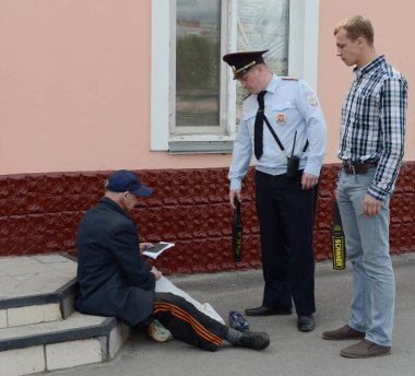  Yaşlı bir adam sokakta bir polis konuşuyor.