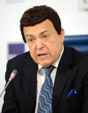   Josef Kobzon, Sovyet ve Rus pop şarkıcısı (bariton), müzikal ve kamu figürü, öğretmen. Rus Devlet Duma milletvekili II-VI çağrı.