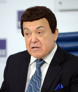   Josef Kobzon, Sovyet ve Rus pop şarkıcısı (bariton), müzikal ve kamu figürü, öğretmen. Rus Devlet Duma milletvekili II-VI çağrı.