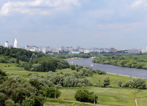 Park Kolomenskoye in de Russische hoofdstad. — Stockfoto