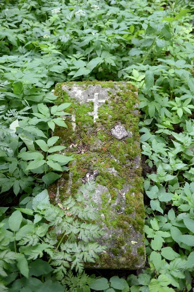 Régi sírkövek a Kolomenskoye. — Stock Fotó