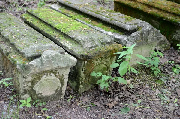 Ancient tombstones in Kolomenskoye. — Stock Photo, Image