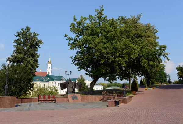 Monumento a Alexander Sergeevich Pushkin no parque nomeado após Pushkin em Vitebsk . — Fotografia de Stock