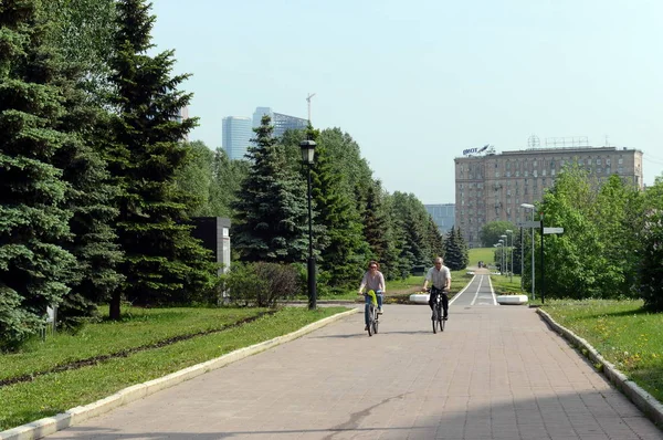 Tour in bicicletta sulla collina Poklonnaya a Mosca . — Foto Stock