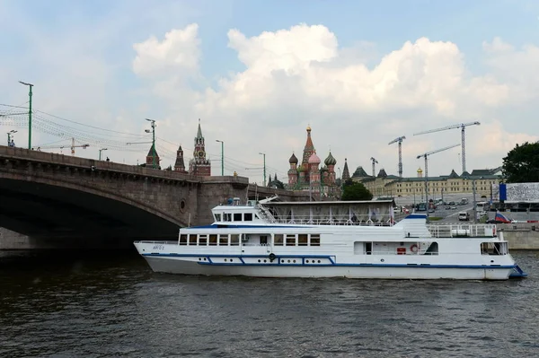 O navio a motor "Argo-2" no rio Moscou . — Fotografia de Stock