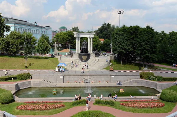  İmparator Alexander II Moskova'da anıt yakınındaki insanlar. 