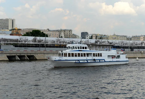 Das Motorschiff "argo-2" auf dem Fluss Moskau. — Stockfoto