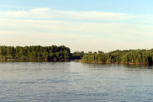    Ob nehir kenarında Barnaul şehir.