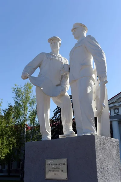 The monument to "Sailor and work" in honor of the builders of the Volga-don canal in Volgodonsk — Stock Photo, Image