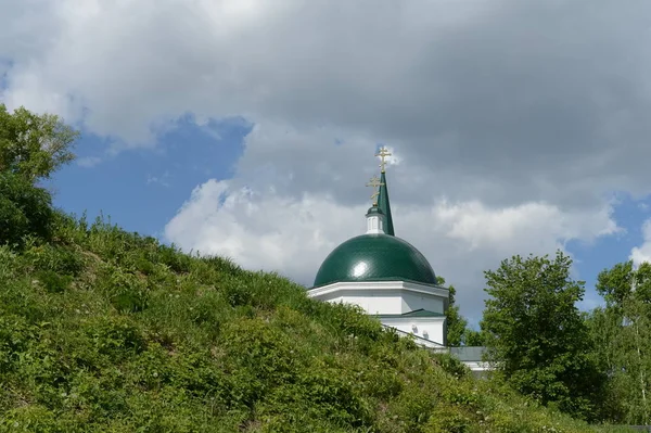 La Iglesia de San Juan Bautista y San Juan Bautista en el Parque Montañoso de Barnaul . — Foto de Stock