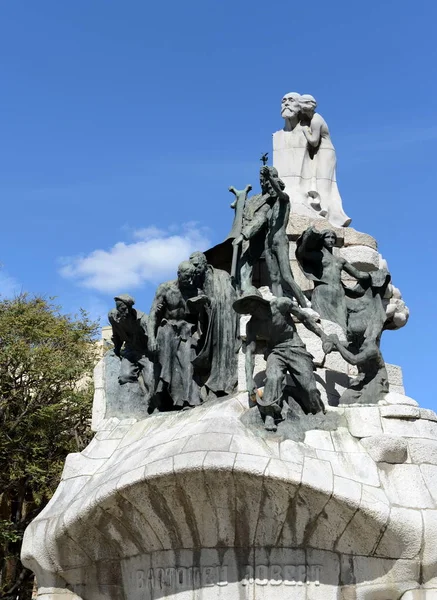 Fountain-memorial to Dr. Bartolamew Robert at Tetuan Square in Barcelona. — Stock Photo, Image