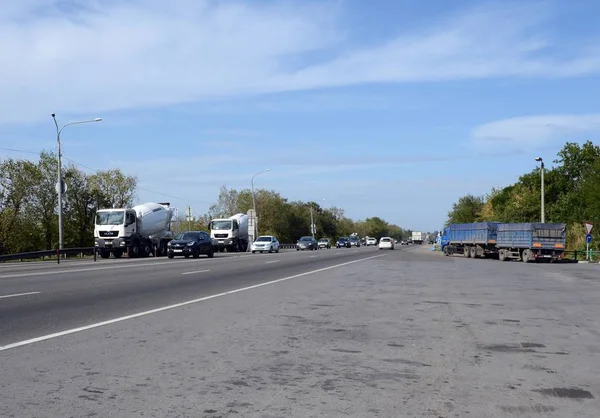 A road in the Krasnodar region near the city of Anapa. — Stock Photo, Image