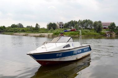  Oka Nehri su polis devriye devriye.