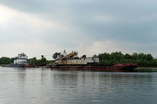 La draga funziona sul fiume Oka . — Foto Stock