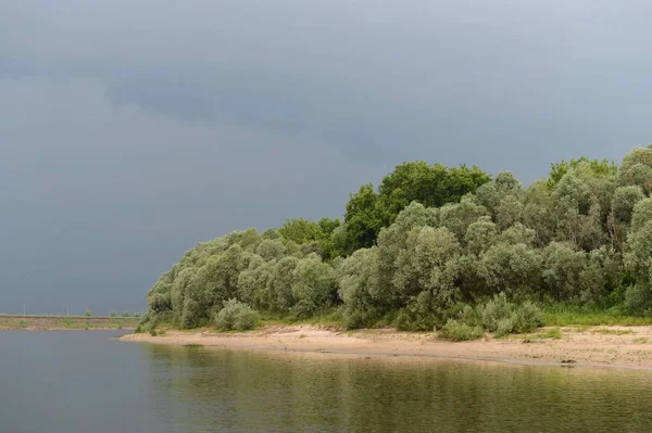  Oka Nehri üzerinde bulutlar.