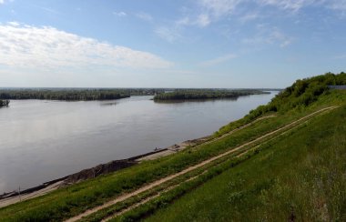  Barnaul Ob Nehri üzerinde dolgu inşaatı.
