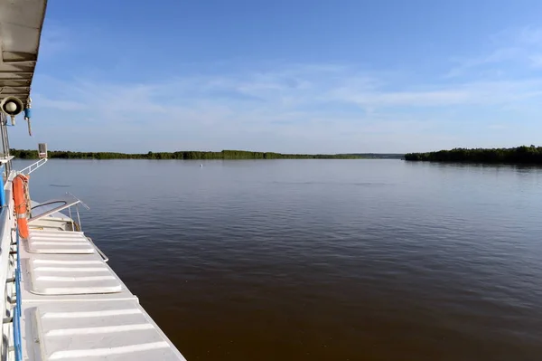 Rzeka Ob, w pobliżu miasta Barnauł od burty statku. — Zdjęcie stockowe