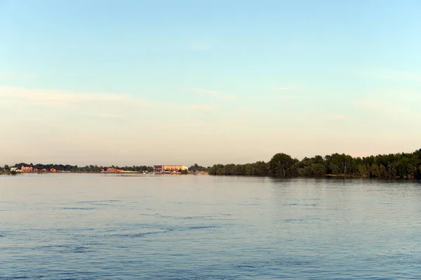Floden Ob nära staden i Barnaul. — Stockfoto