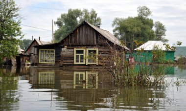  Sel. Nehri kıyılarından ortaya çıkan, Ob, kentin eteklerinde sular altında..