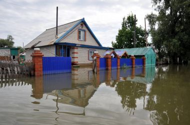  Sel. Nehri kıyılarından ortaya çıkan, Ob, kentin eteklerinde sular altında..