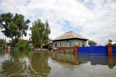  Sel. Nehri kıyılarından ortaya çıkan, Ob, kentin eteklerinde sular altında..