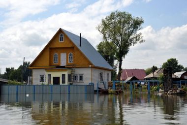  Sel. Nehri kıyılarından ortaya çıkan, Ob, kentin eteklerinde sular altında..