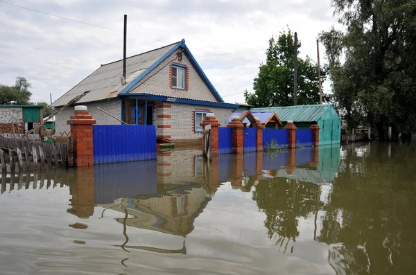  Sel. Nehri kıyılarından ortaya çıkan, Ob, kentin eteklerinde sular altında..