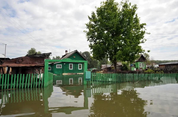  Sel. Nehri kıyılarından ortaya çıkan, Ob, kentin eteklerinde sular altında..