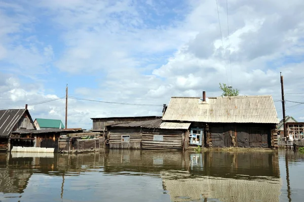 Sel. Nehri kıyılarından ortaya çıkan, Ob, kentin eteklerinde sular altında..