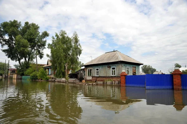  Sel. Nehri kıyılarından ortaya çıkan, Ob, kentin eteklerinde sular altında..