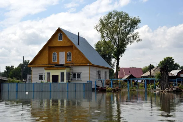  Sel. Nehri kıyılarından ortaya çıkan, Ob, kentin eteklerinde sular altında..