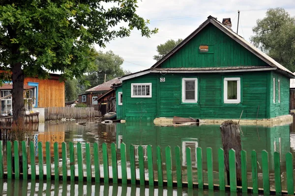 Inundación. El río Ob, que surgió de las orillas, inundó las afueras de la ciudad . — Foto de Stock