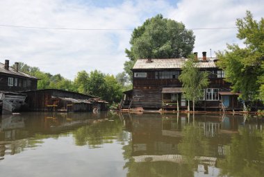  Sel. Nehri kıyılarından ortaya çıkan, Ob, kentin eteklerinde sular altında..